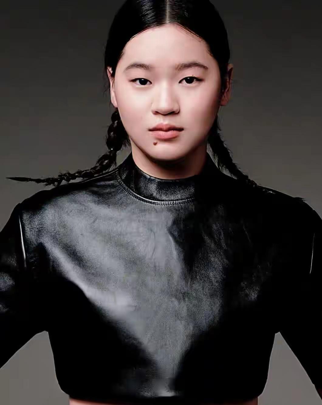 全红婵这张2025年封面年度人物的照片真的拍得很大气，有一种舍我其谁的霸气，把她