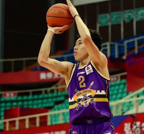 中国男篮76：90韩国男篮，虽然中国又一次经历大败，表现一塌涂地的后卫中，个人觉