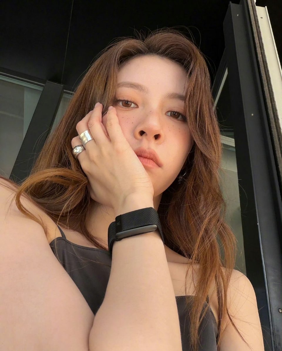李嫣现在很漂亮呀！跟宋妍霏窦靖童同框太绝了。长达数年的蜕变现在真的好看……​