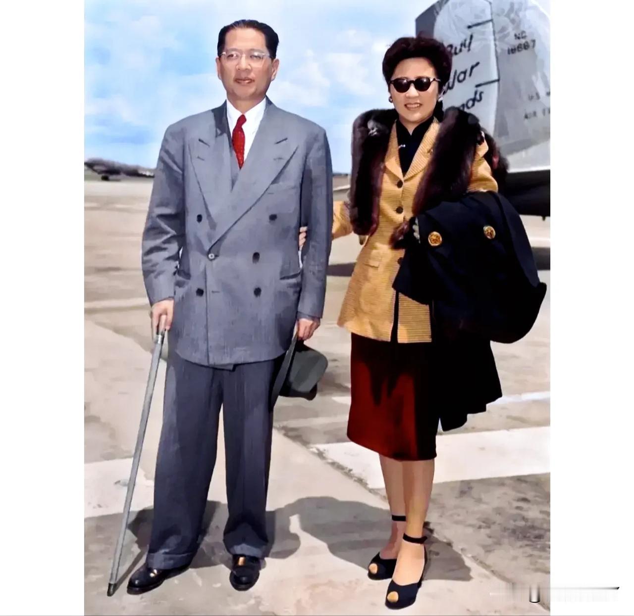 上世纪40年代，旧金山机场，宋子文与夫人张乐怡的合影老照片