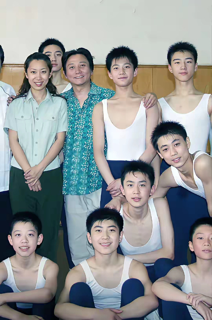 学生时期的杨洋，长得确实是眉目清秀，但是他旁边的同学长得也不赖啊！