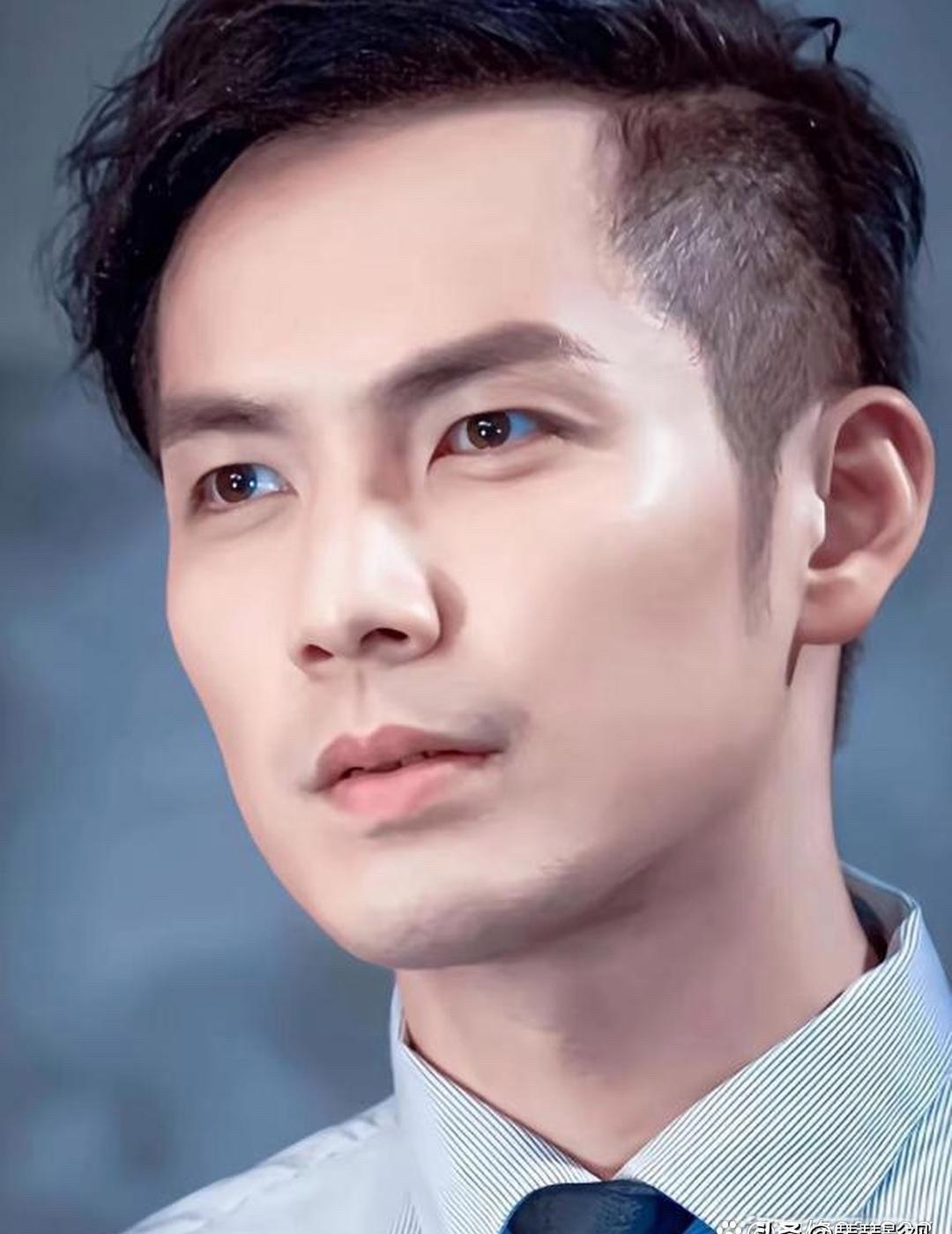 每次吻戏后，他都冲个凉水澡。主持人当场问他：唐嫣这么美，你真没动心过？钟汉良