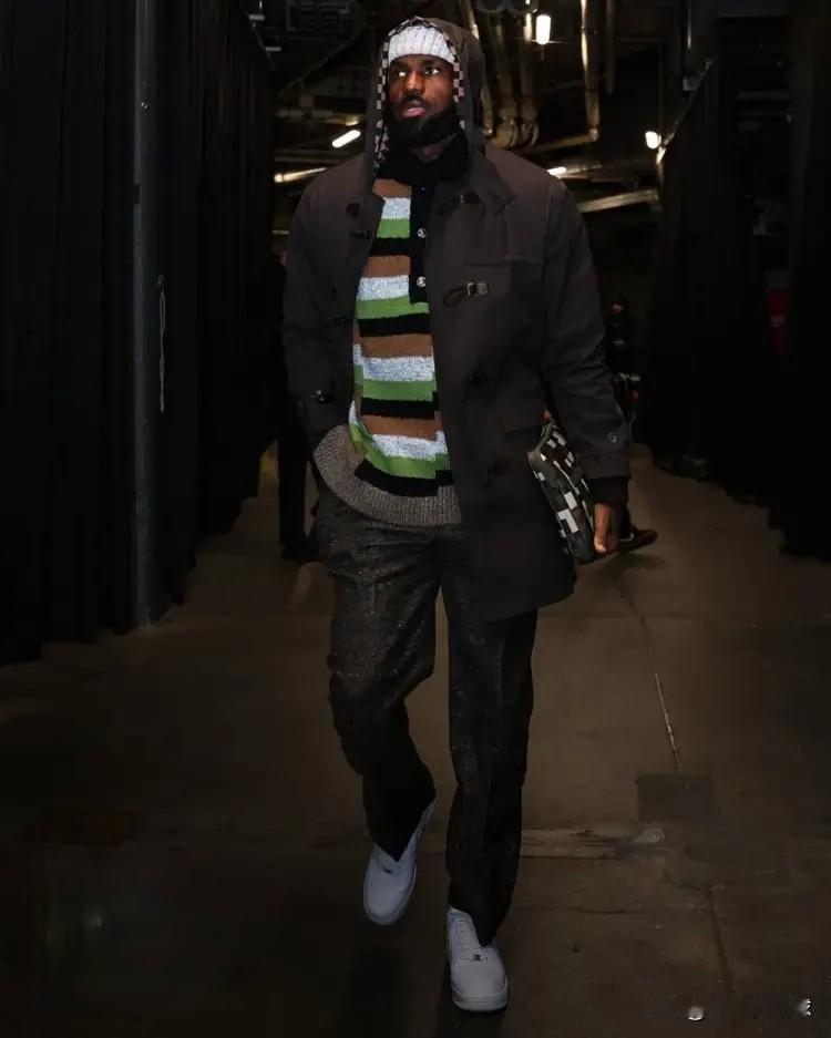 下面是一条关于湖人超级巨星詹姆斯的坏消息！今天NBA2K官方更新了球员的能力值，