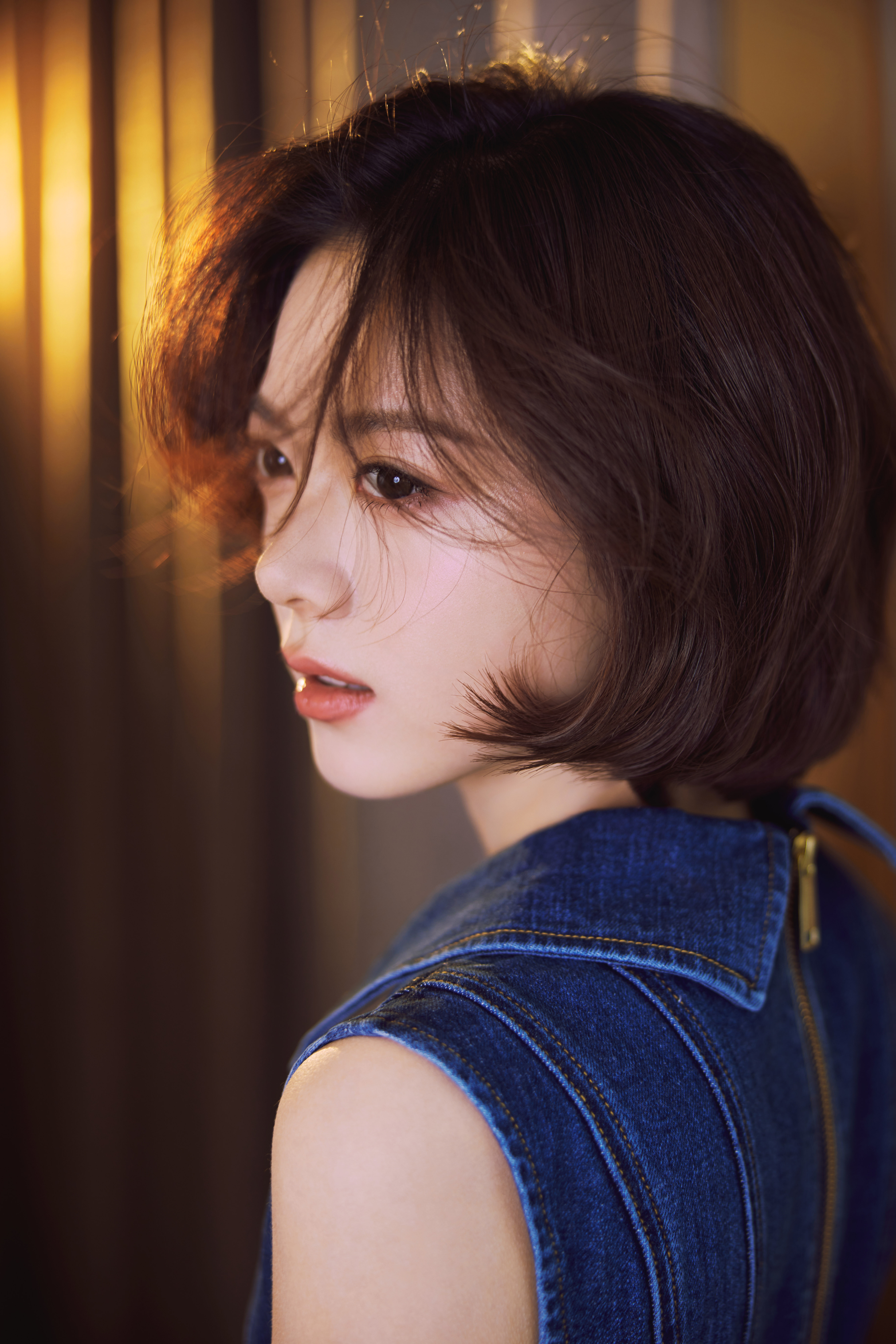 赵今麦今日出席《骄阳似我》庆功会造型图集，一袭牛仔连衣裙搭配皮靴和漂亮的短发，这