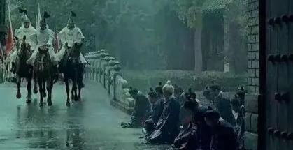 顺治元年，也就是1644年，清军入关时，全国在册人口不足七千万。这个数字放在历史