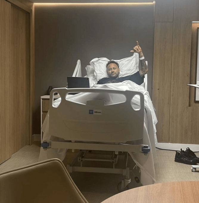 桑托斯官方: 内马尔完成半月板修复手术, 下午出院进行康复