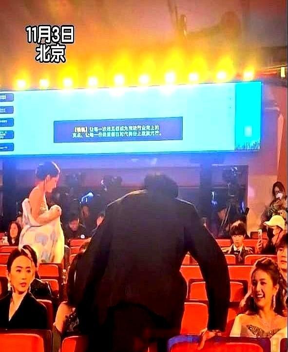 王鹤棣没喊口号，也没发声明，但人早把教养刻进骨子里了。红毯上帮白鹿翻椅子，后台