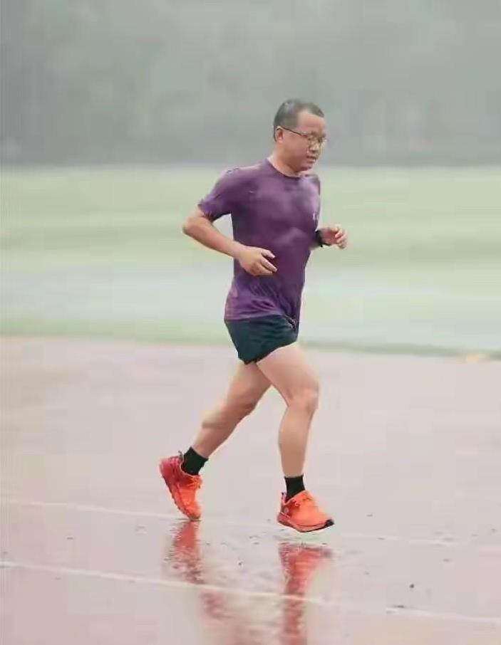这个人51岁，清华晨跑队队长刘小平，心梗走了。看到不少爱运动的人突然走的。心梗是