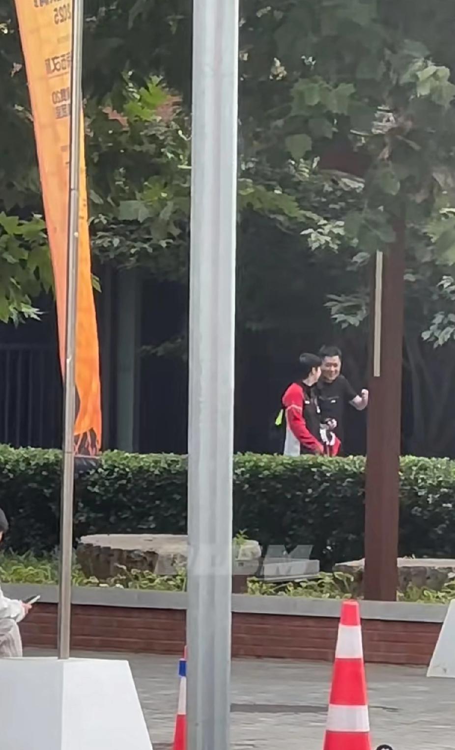 孙颖莎邱贻可下训路拍：乒乓人的日常，每一步都是对热爱的奔赴结束训练的孙颖莎和教