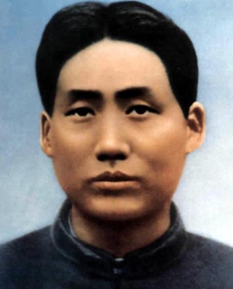 1927年，毛泽东被捕后，在押去处死路上，突然对一名团丁说：“老哥，我腿疼，伤筋