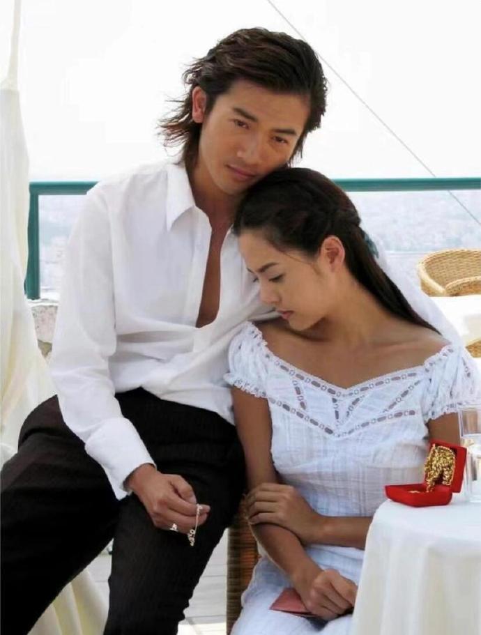 以前电视剧还能看出是黄种人，现在的滤镜让人的肤色看不出黄底…​​​