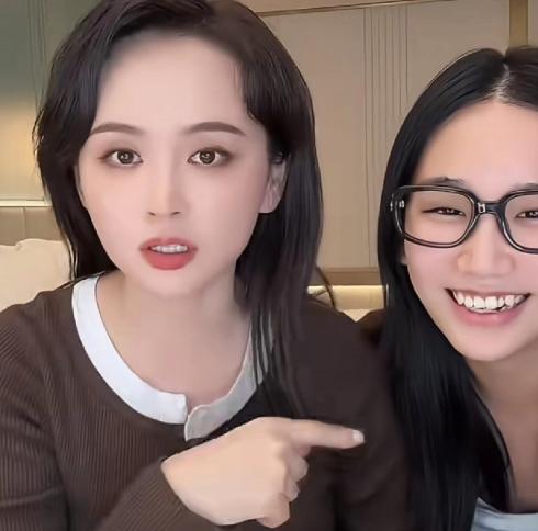 直播镜头前，她笑出了声。谈离婚。官宣后，状态更好了。评论区炸了：她是不是…