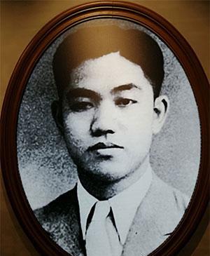 2001年，上海市档案馆市方志办内突然爆发一阵哭声，一名女同志对着手中的资料嚎啕