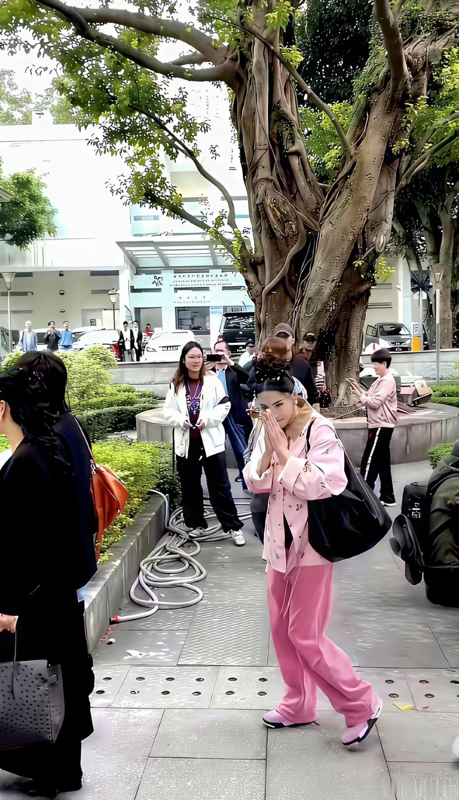 太心疼，一路繁花里就张柏芝蕞累！没想到啊，头号大美女居然活成了讨好型人格。哪怕做