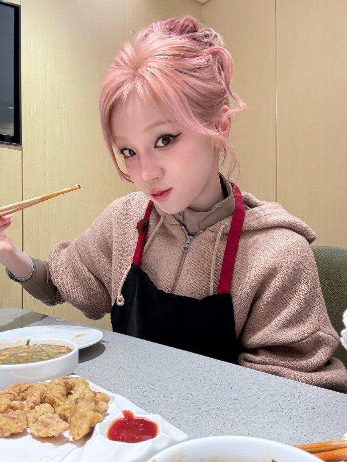 宋雨琦去吃海底捞了宋雨琦朱迪耳帽宋雨琦朱迪耳帽好可爱