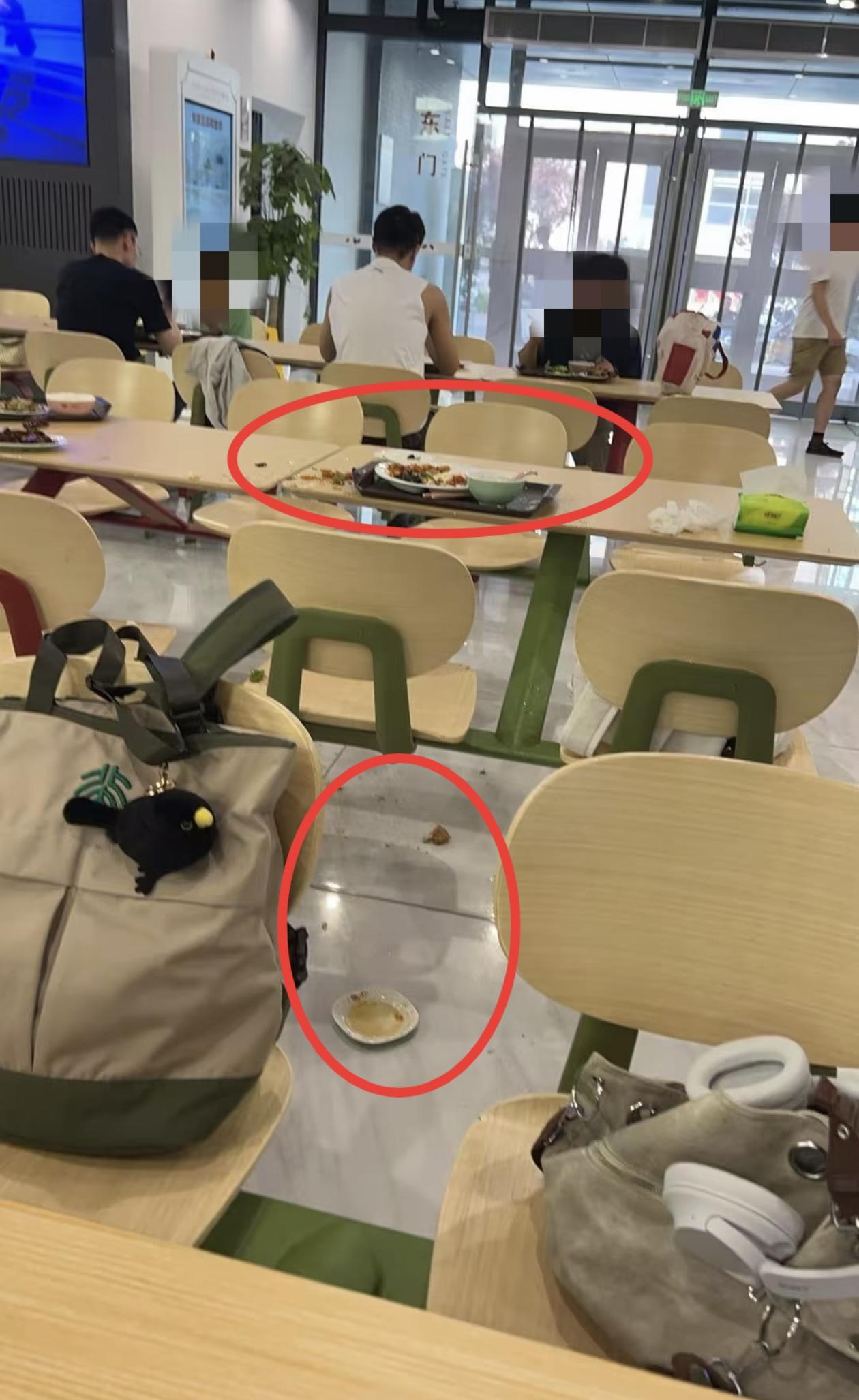 韦神在食堂吃饭给整无语了，一旁两男生“红温”，满地狼藉，知情人透露实情，脾气都这