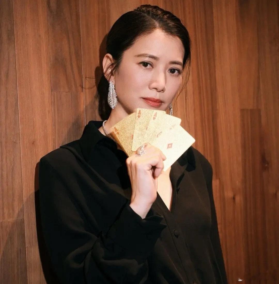 李静问张智霖:“袁咏仪会撒娇吗？”张智霖摇头，干脆利落地说:“不会。”李静问:“