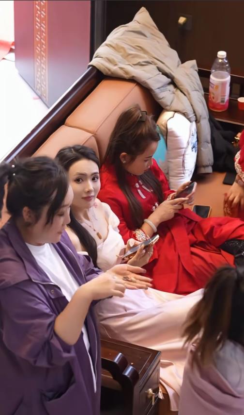 网友:看上这个伴娘了，月薪8k，想娶她，希望大吗？