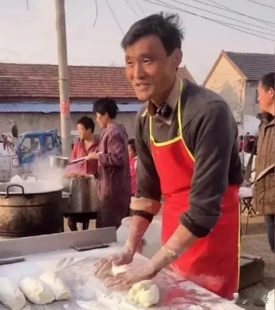 关于郑州饸饹面馆续面的事，大家纠结的是续面成本多少钱？我就想到了他，一个地地道