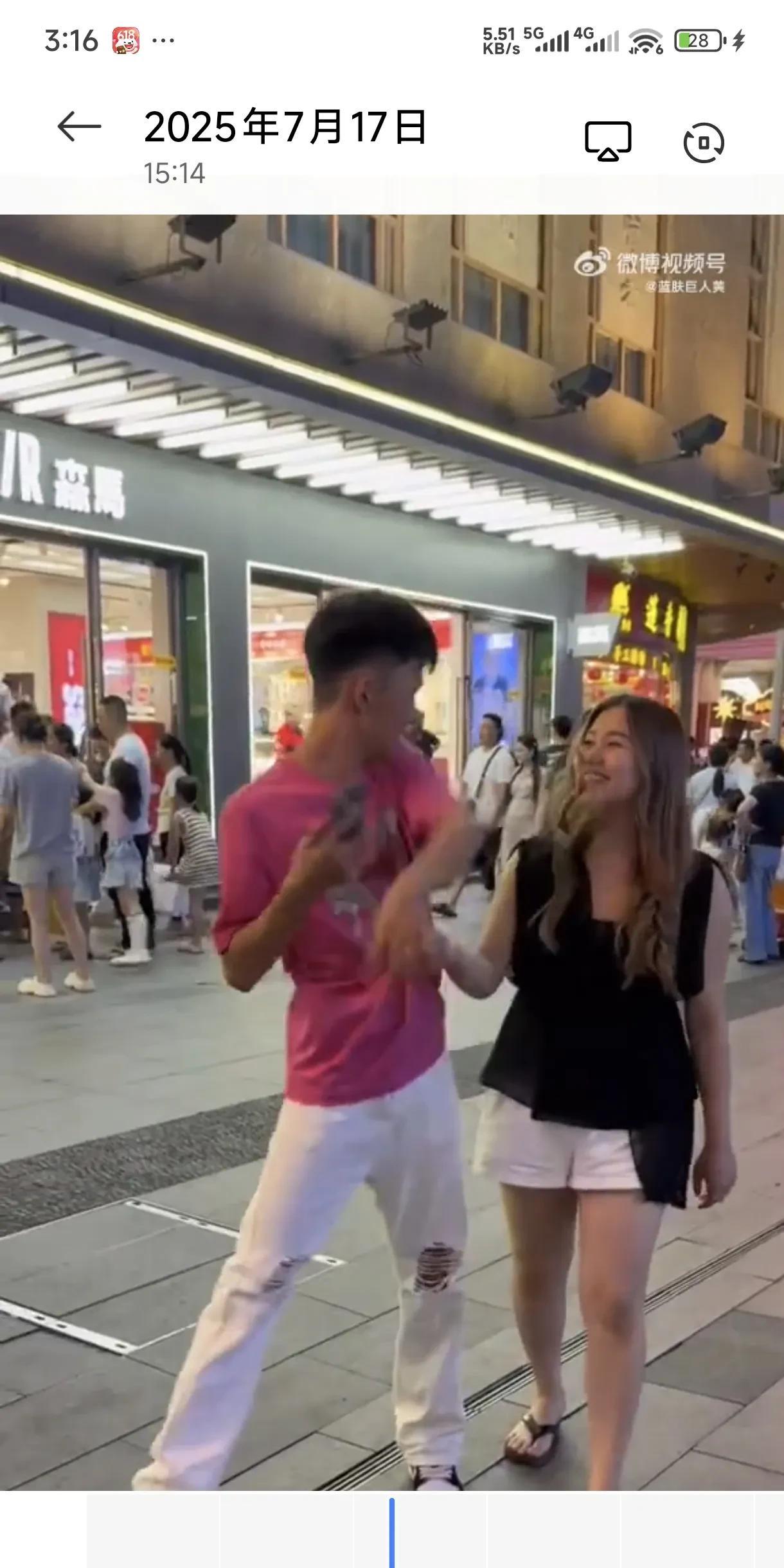 一个外国女网红在中国街头，突然牵手男生，测试反应。结果中国男生的表现让评论区的外