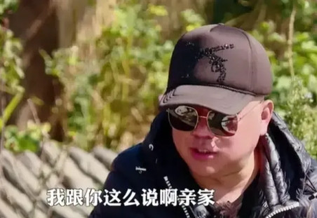 有一回，孟非和郭德纲在酒桌上聊起孩子，孟非说，女儿苹果都24了，还单着呢。郭德纲