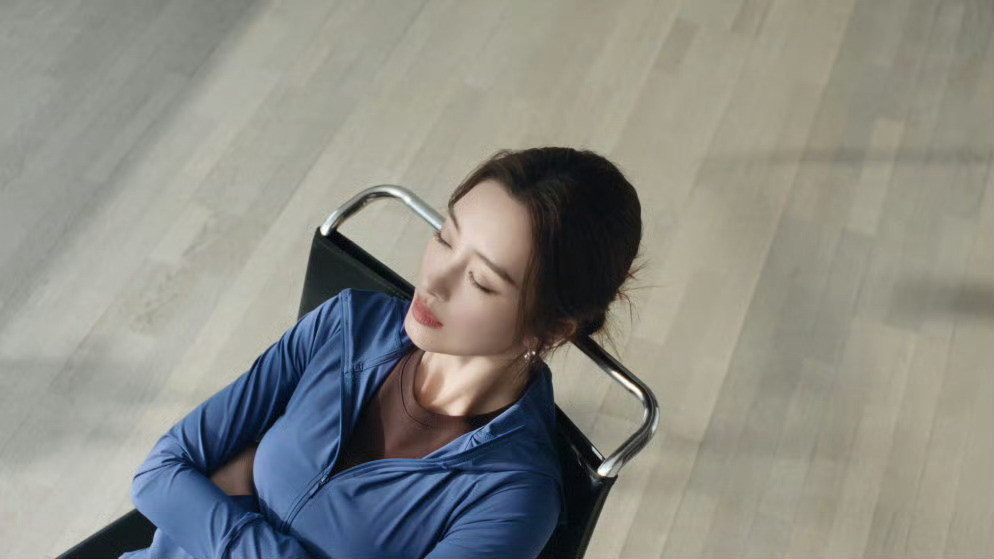 杨采钰把防晒衣穿出高级感姐姐真的绝了，防晒衣都能穿出高定的感觉