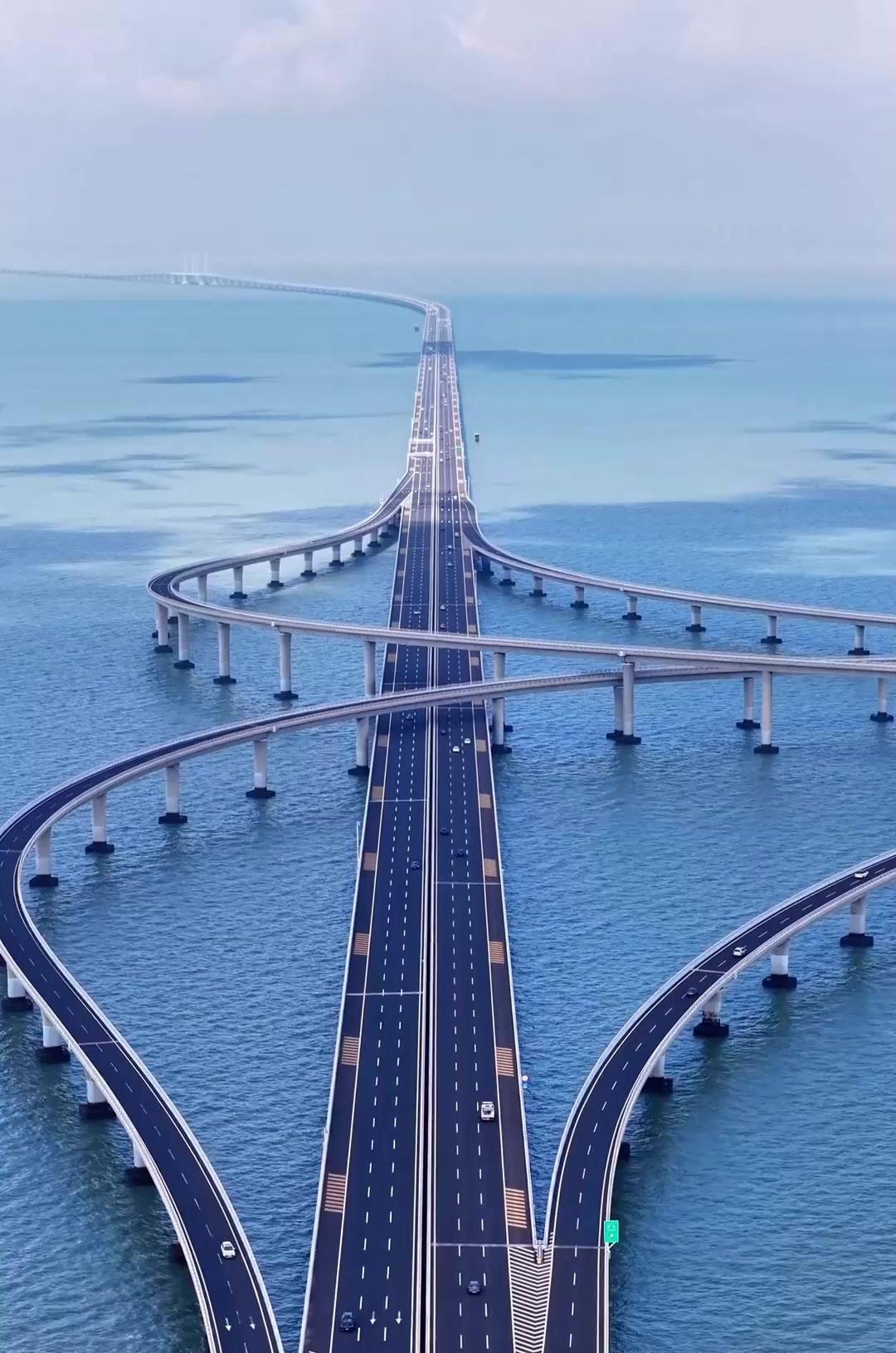 世界最长的跨海大桥又要易名了。近日，“十五五”规划的重要草案明确指出推进沪甬跨