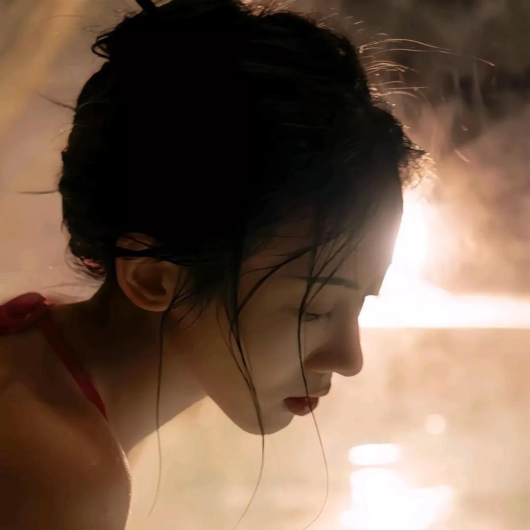 沐浴后的慵懒美，微光洒落，温暖如梦秋日清新照海边暖夕氛围沐浴春日沐浴浴后