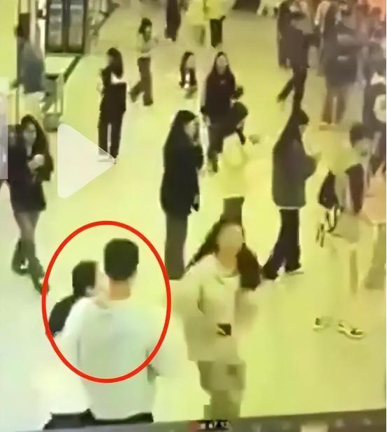 冤不冤！”安徽宣城，男大学生，在食堂打了一碗刚出锅的面条，他旁侧有一女大学生，突