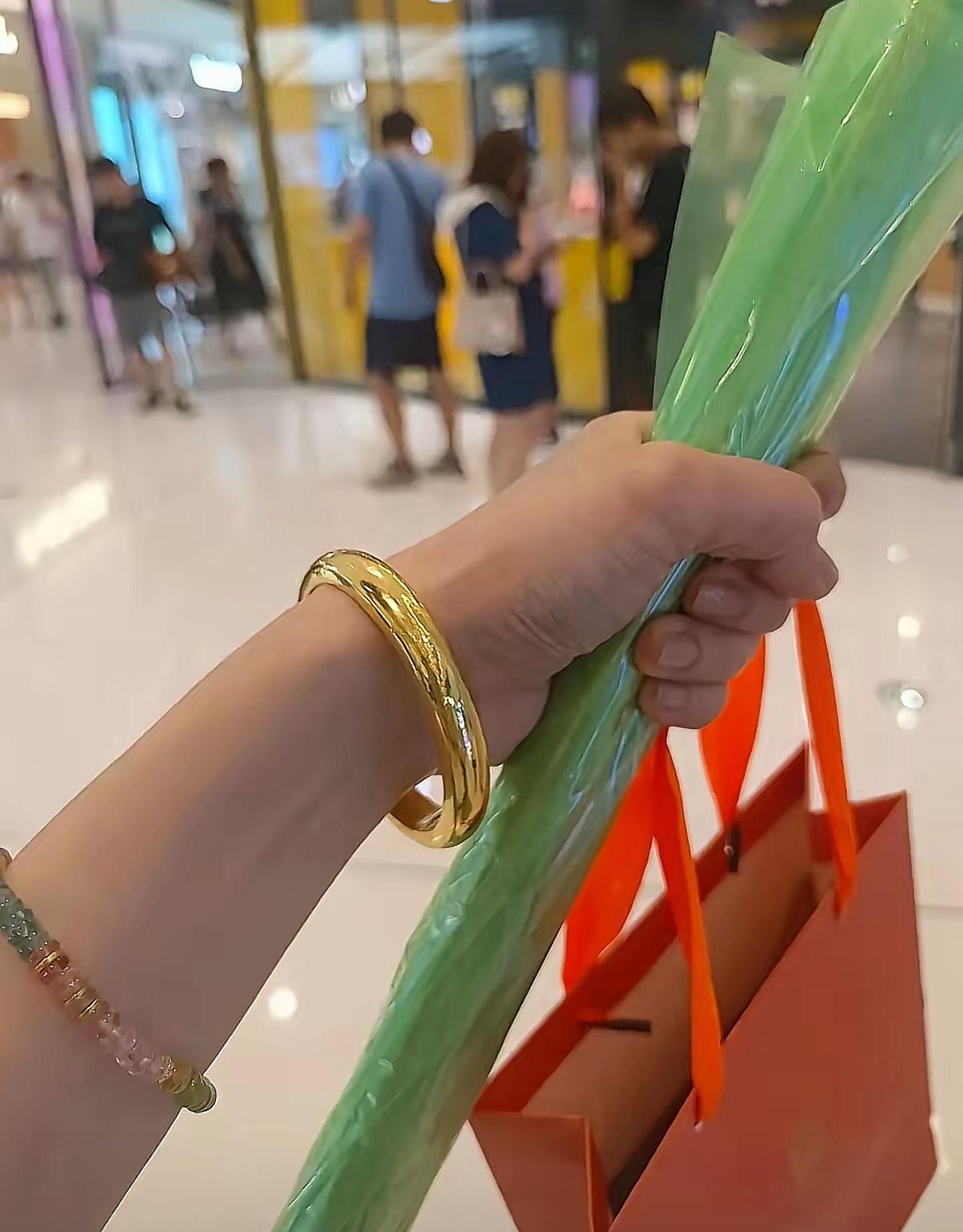 我姐在金店干了3年，今天非要拉着我吐槽：真心劝大家别再盲目往金店冲了！不是说