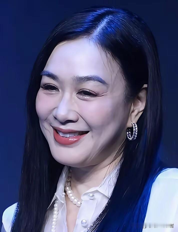 钟丽缇55岁这样子如今看起来真的不年轻，毕竟如今男人女人都有容貌不老的办法，钟丽