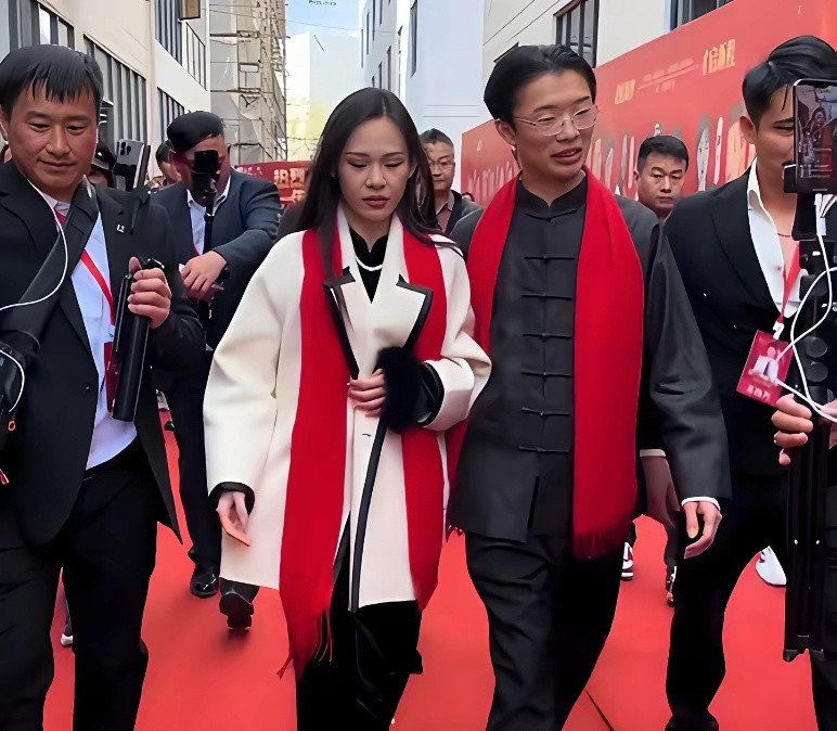 郭有才演出现场显示有几名身穿黑衣或戴墨镜的安保人员随行护卫。