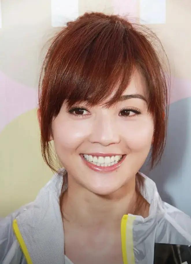 蔡卓妍在2010年的一场记者发布会上，曝光了自己和郑中基四年的地下婚姻，同时也宣