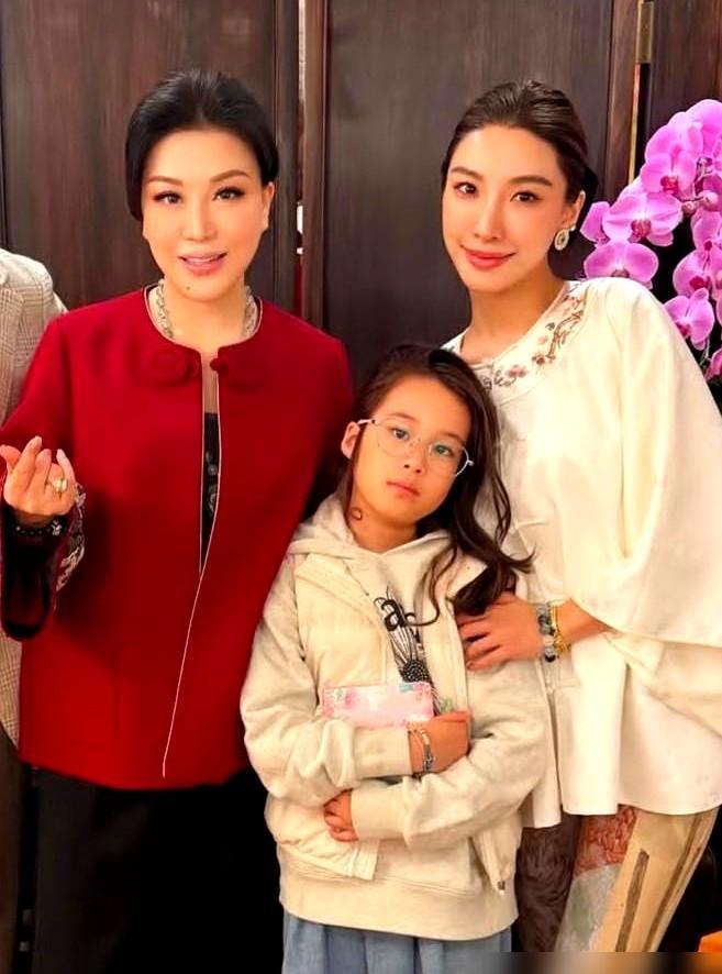 离婚甩何家6年！齐娇反倒稳坐香港上流圈主桌C位！杨小娟攒的海鲜局，亲自拧开2