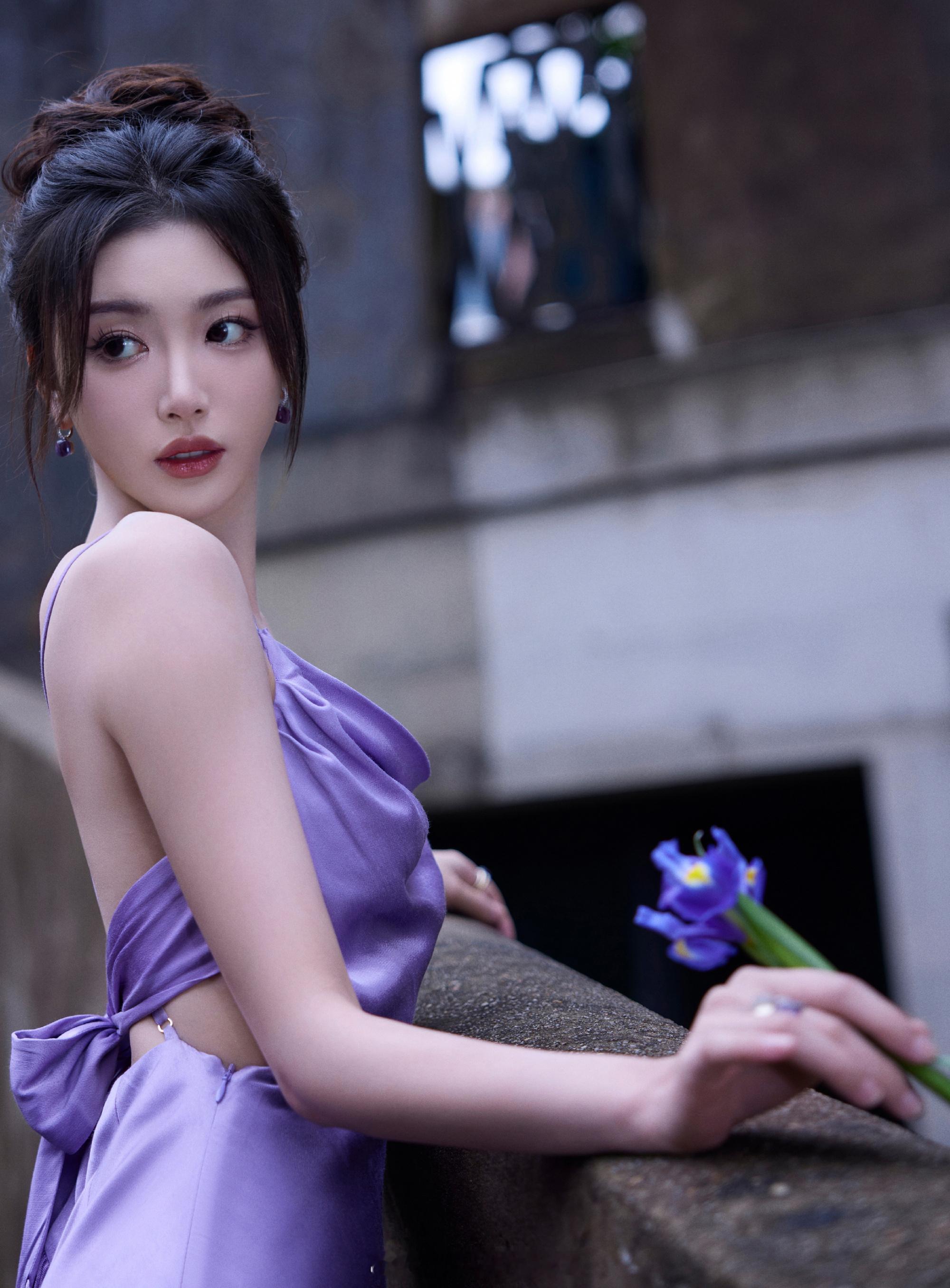 孔雪儿紫色吊带裙