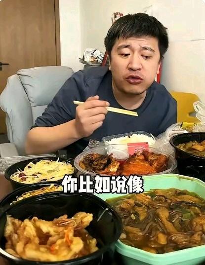 一盆米饭，六盆荤菜，全都是塑料盆，看上去这种塑料盆也不是非常讲究的那种，有黑色的