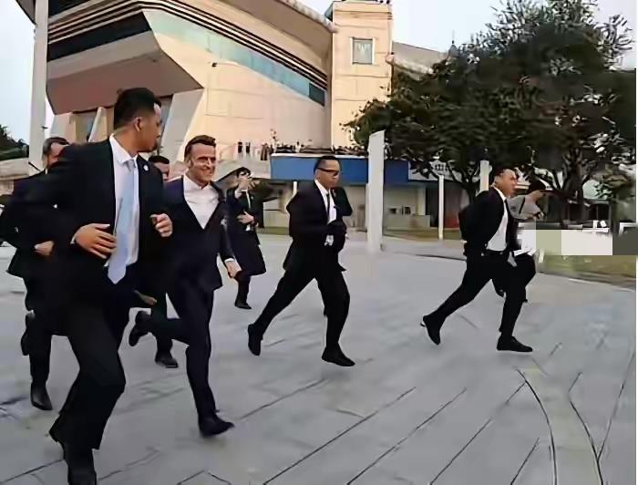 马克龙到四川大学，受到了大学生们超热情欢迎，然后有人就酸了，说学生们行为举止有些