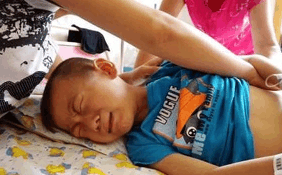 宝宝肚子疼的直不起腰, 医生检查肚子里都是脓液, 只怪奶奶这样喂饭