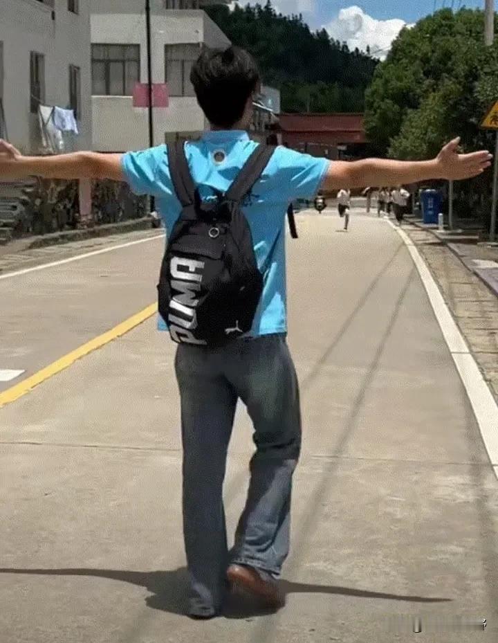 暖心！安徽有一名大学支教生，因为工作上的缘故，时隔两年后又回到了第一年支教的地方