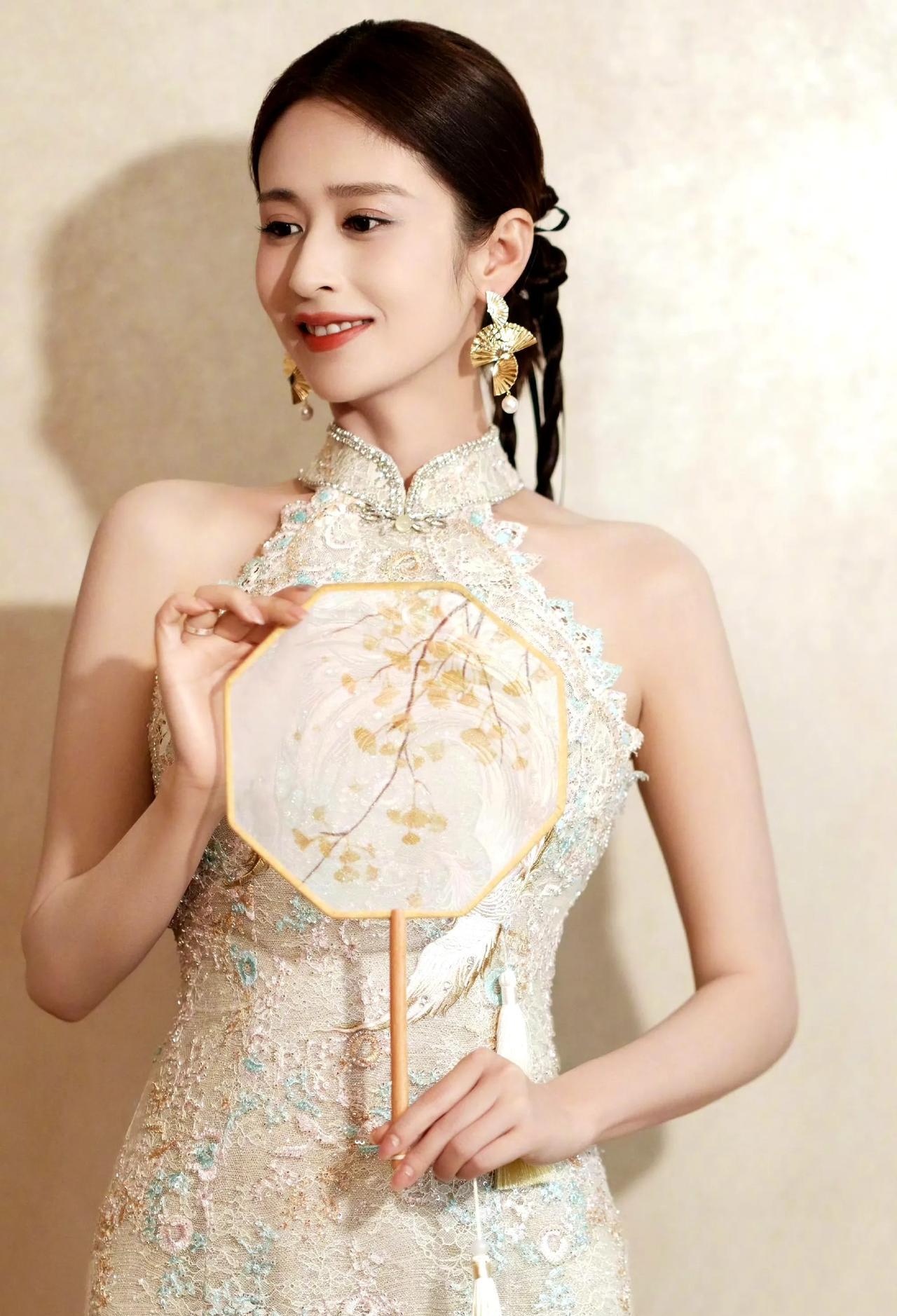 颖儿一袭新中式国风旗袍礼服勾勒东方韵味，精致刺绣如流动星河高领设计添典雅，露背的