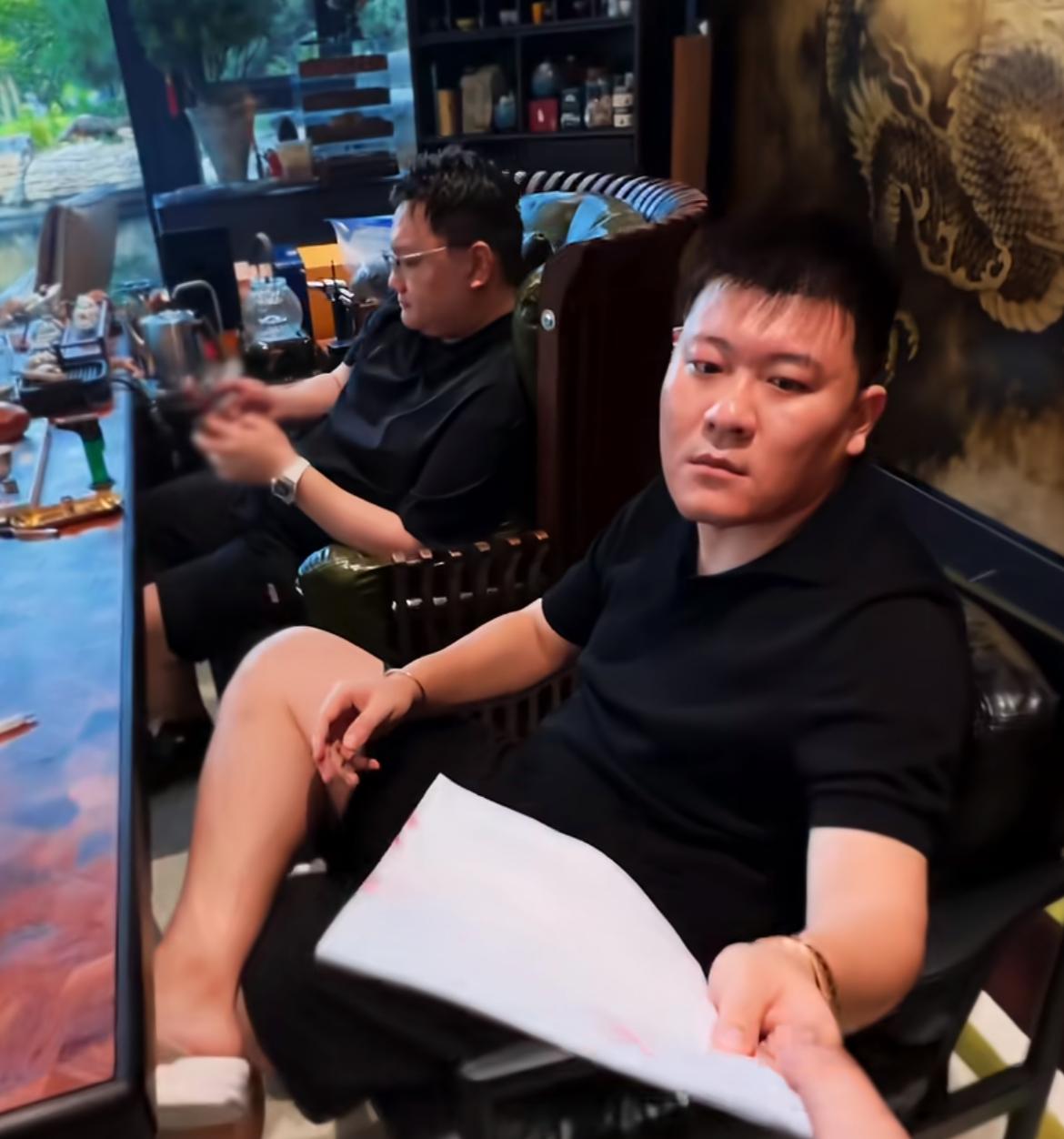 怪不得韩景枫那么“嚣张”，这四位合伙人给足了他底气，五人同时签合同。不过细节也