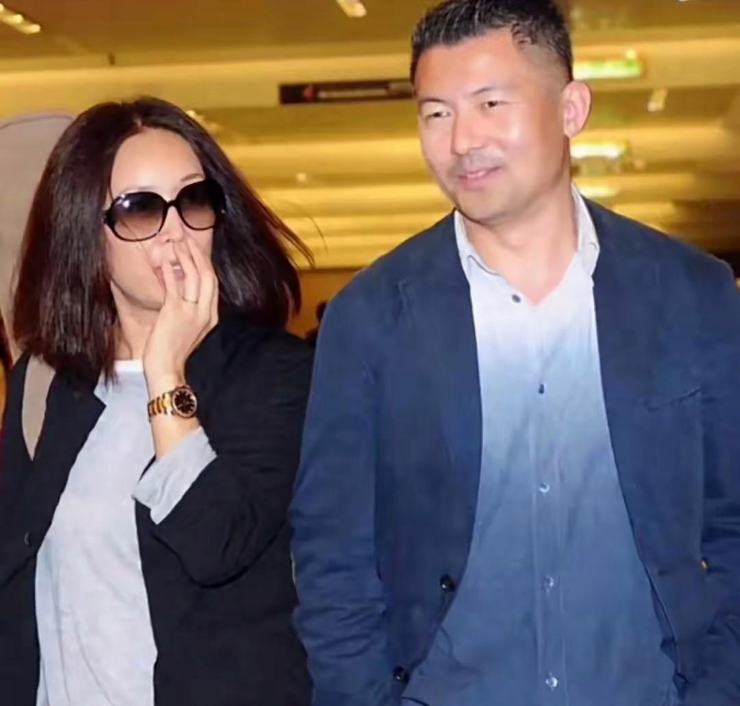 5月21日，伦敦街头的浪漫被那英和孟桐狠狠拿捏！网友惊喜偶遇这对夫妻，只见那英身