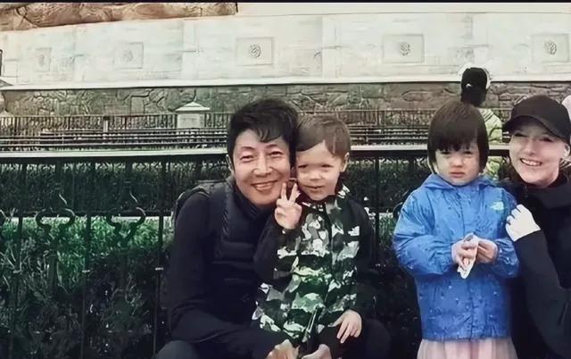撒贝宁的混血双胞宝宝男孩有点混血的样子像妈妈多一点，女儿完全不像混血宝宝。像爸爸
