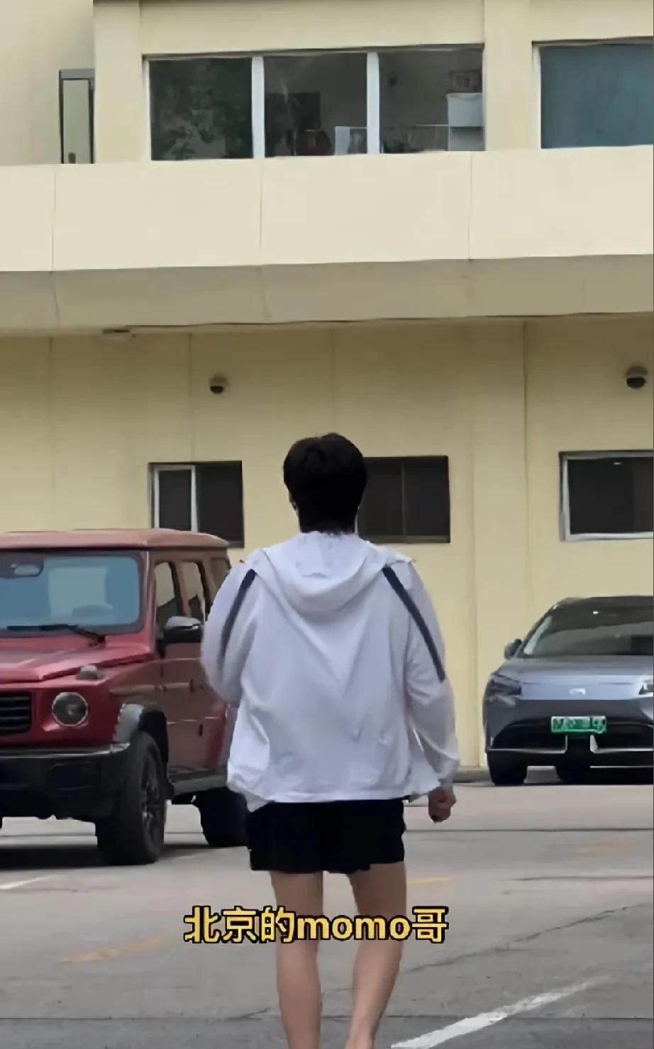 哥没去比赛，怎么看着背影都带着孤独[捂脸哭]虽然说他好不容易休息让他好好休息