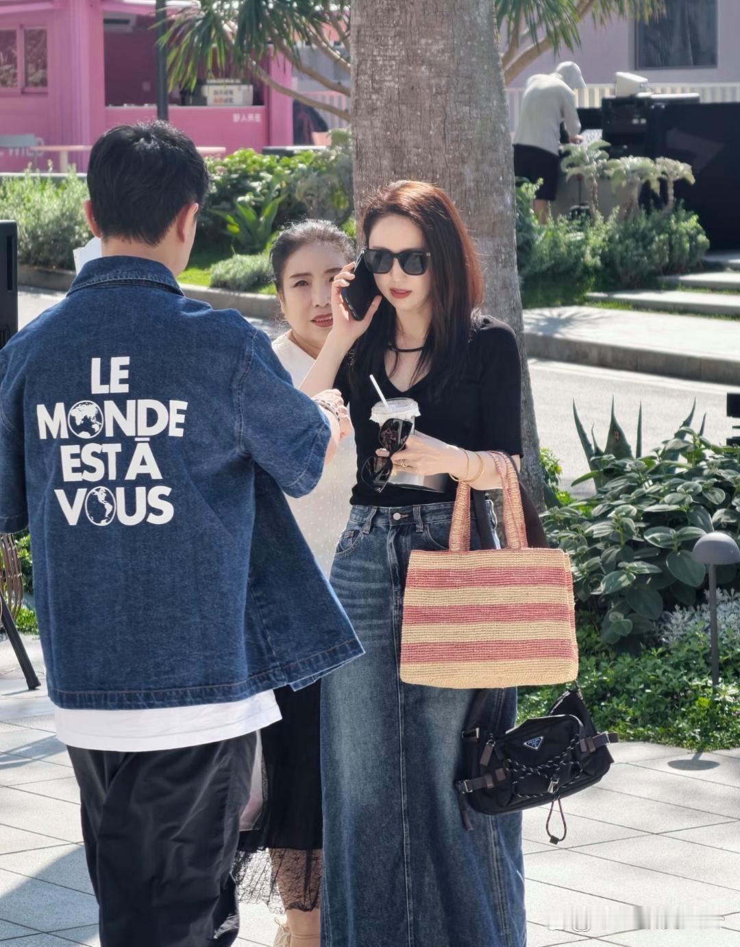 四十七岁的董璇和老公张维伊在三亚被偶遇，穿搭简直是模板，美翻了