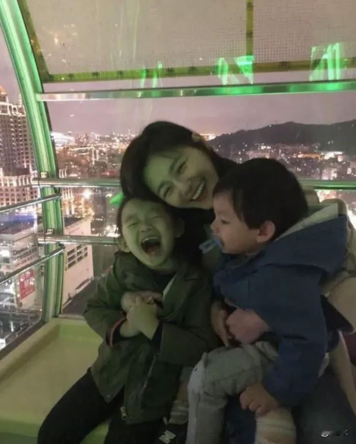 明星与普通人差别真的很大！大S和汪小菲带孩子的方式，差距太大了。她不喜欢孩