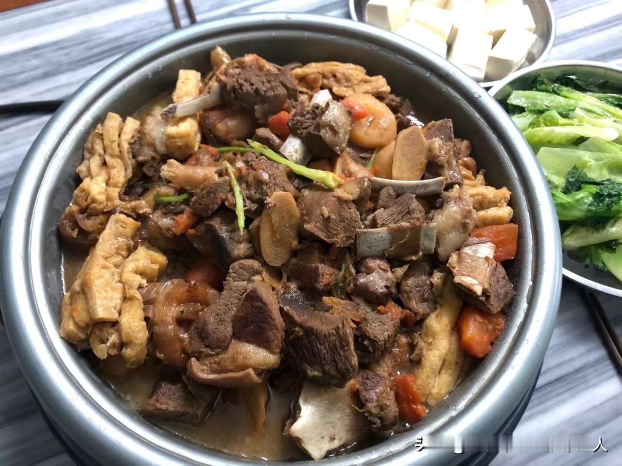 今天中午，我实在没忍住，把老公骂了。广州突然降温，我就想着炖锅热乎乎的羊排骨