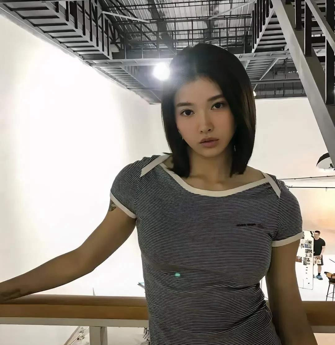 吴燕妮的这两张照片真的很喜欢。朋友们有没有一样的感觉？