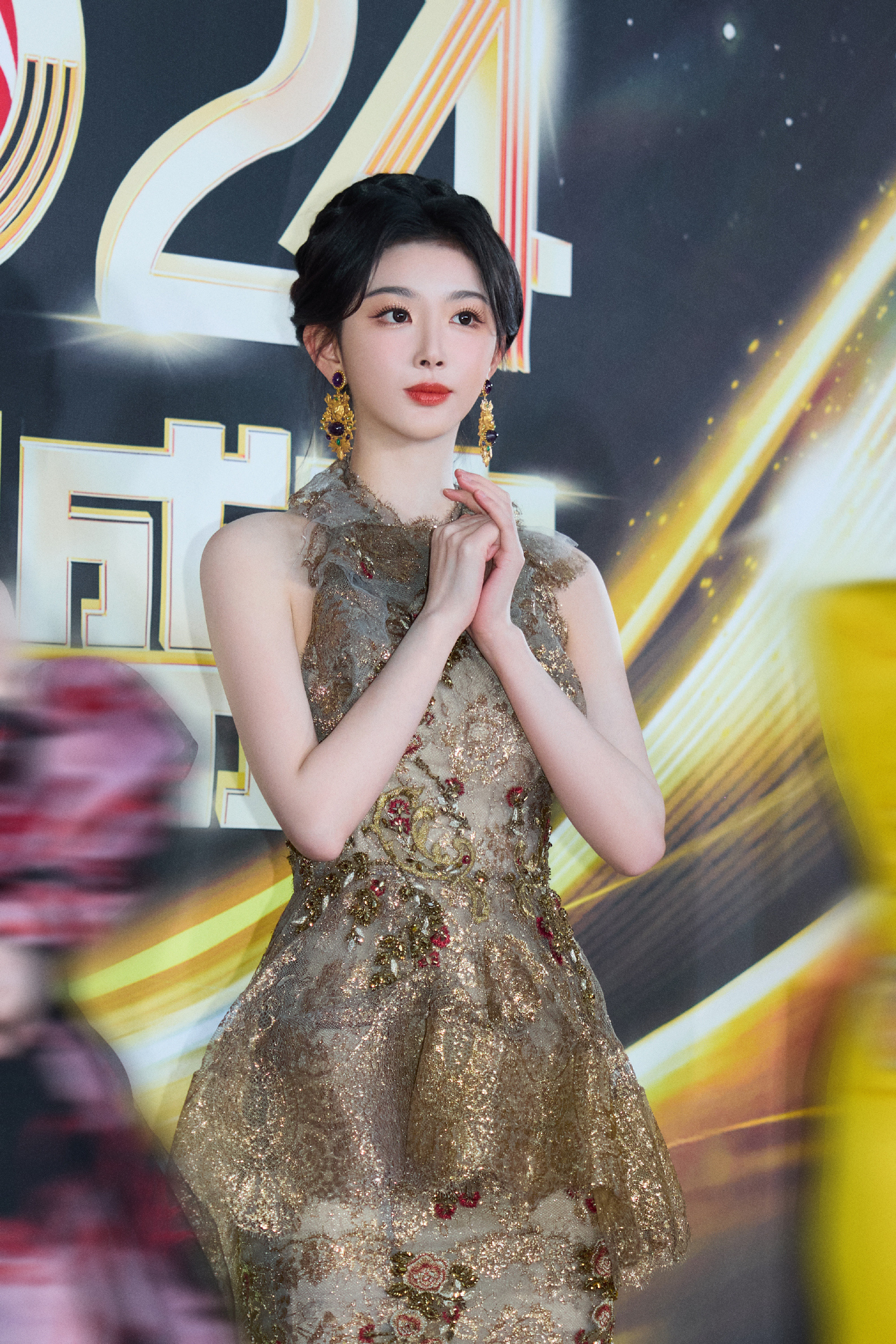 孔雪儿銮金纱裙：流光幻梦，动静皆入画。孔雪儿