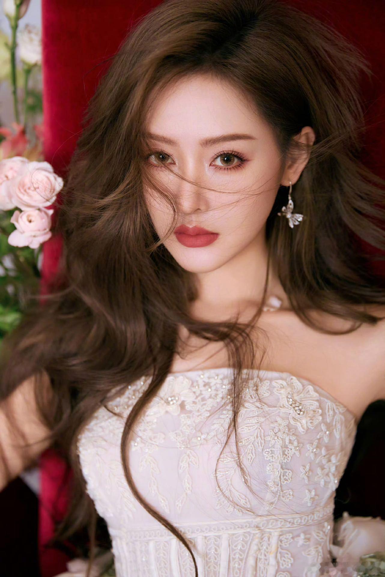 张天爱听说张天爱要亮相微博之夜，超期待！她每次出场都魅力爆棚，颜值身段一直在